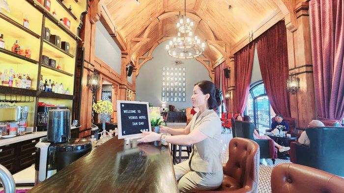 Bà Đặng Thị Thu Trang, Giám đốc Khách sạn Venus Tam Đảo chia sẻ công tác chuẩn bị phục vụ du khách hưởng ứng tháng cao điểm chỉnh trang Tam Đảo.