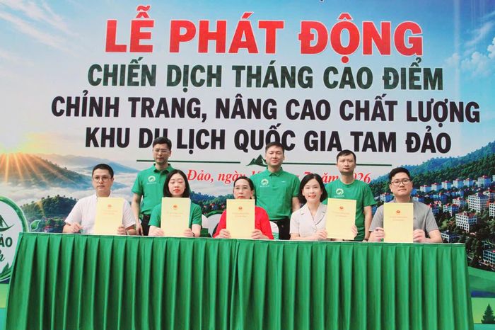 Đại diện các doanh nghiệp ký cam kết nâng cao chất lượng dịch vụ du khách tại Khu du lịch Quốc gia Tam Đảo tại lễ phát động.