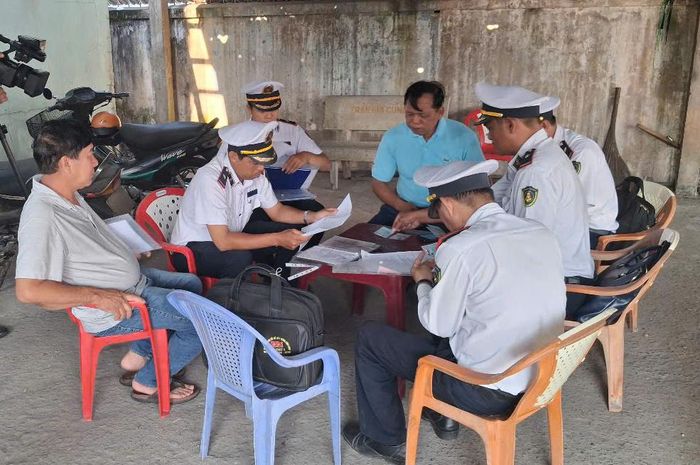 Cảng vụ Đường thủy nội địa (Sở Xây dựng Vĩnh Long) tăng cường kiểm tra việc chấp hành quy định đảm bảo an toàn giao thông đường thủy đối với các chủ phương tiện.