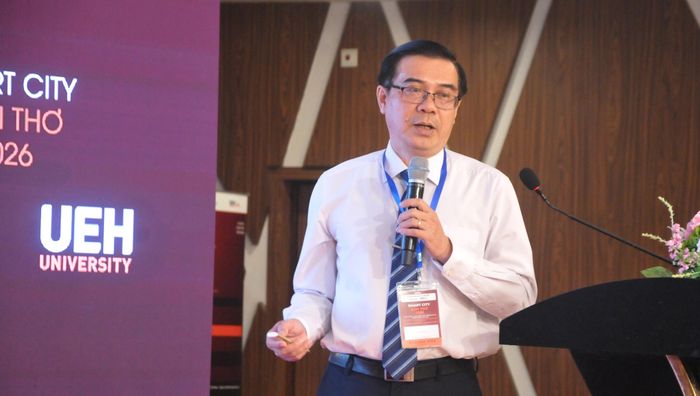 Ông Nguyễn Minh Hoàng, Phó giám đốc Sở Xây dựng TP Cần Thơ trình bày Đề án phát triển đô thị thông minh thành phố đến năm 2030.
