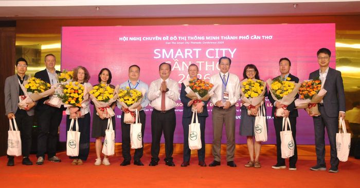 Lãnh đạo UBND TP Cần Thơ tặng hoa cho các chuyên gia tham gia hội nghị.
