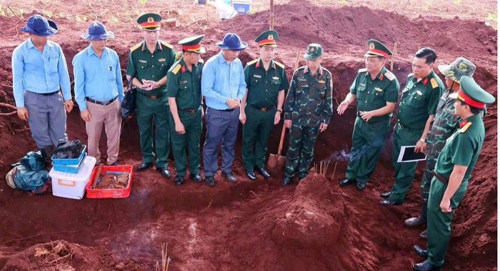 Lực lượng chức năng tìm kiếm hài cốt liệt sĩ tại Đồng Nai.