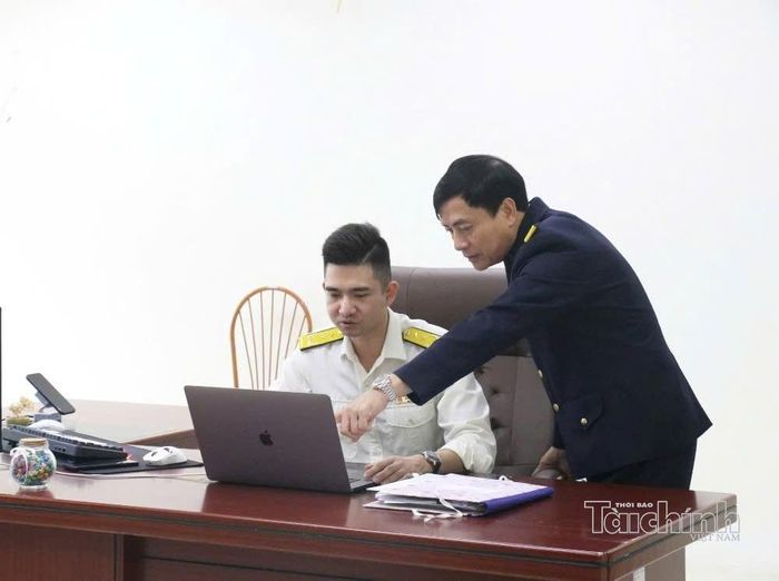 Lãnh đạo Thuế cơ sở tỉnh Phú Thọ kiểm tra, giám sát việc tiếp nhận, giải quyết hồ sơ xác định nghĩa vụ tài chính về đất đai. Ảnh: Văn Học