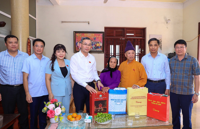 Bộ trưởng Ngô Văn Tuấn và Đoàn đại biểu Quốc hội tỉnh Quảng Ninh tặng quà mẹ Vũ Thị Hiển.