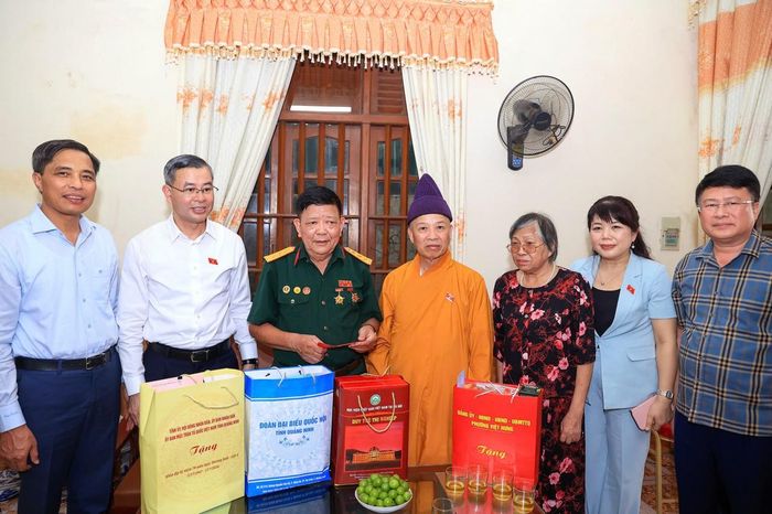 Bộ trưởng Ngô Văn Tuấn và Đoàn đại biểu Quốc hội tỉnh Quảng Ninh thăm và tặng quà thương binh Hà Xuân Hới.
