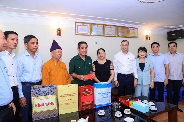 Bộ trưởng Ngô Văn Tuấn và Đoàn đại biểu Quốc hội tỉnh Quảng Ninh thăm và tặng quà thương binh Nguyễn Quang Yên.