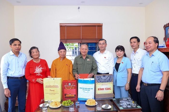 Bộ trưởng Ngô Văn Tuấn và Đoàn ĐBQH tỉnh Quảng Ninh thăm và tặng quà thương binh Phương Văn Tài.