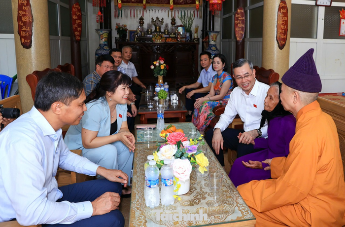 Bộ trưởng Bộ Tài chính Ngô Văn Tuấn và Đoàn đại biểu Quốc hội tỉnh Quảng Ninh thăm và tặng quà mẹ Vũ Thị Hiển.