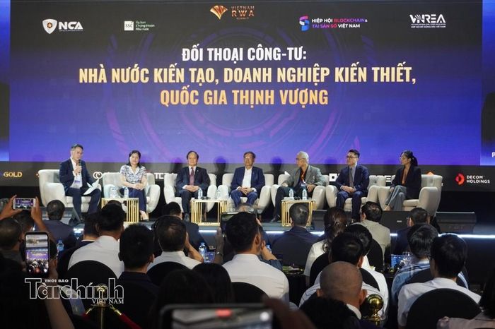 Đại diện cơ quan quản lý, chuyên gia và doanh nghiệp tại phiên thảo luận “Đối thoại công - tư: Nhà nước kiến tạo, doanh nghiệp kiến thiết, quốc gia thịnh vượng”. Ảnh: Mai Tấn