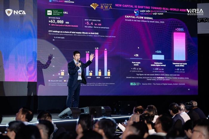 Ông Phan Đức Trung - Chủ tịch Hiệp hội Blockchain và Tài sản số Việt Nam chia sẻ tại hội nghị. Ảnh: BTC