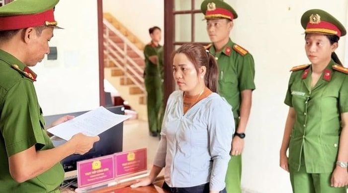 Cơ quan điều tra đọc quyết định khởi tố, bắt tạm giam Hoàng Thị Lý để điều tra hành vi trốn thuế - Ảnh: Công an TP Đà Nẵng