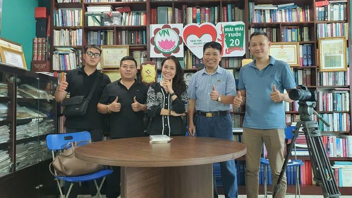 Đạo diễn Hoàng Trang, nhà văn Đặng Vương Hưng và ekip làm phim.