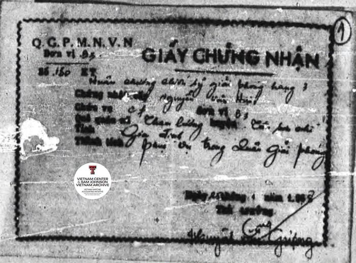 Ảnh chụp những giấy chứng nhận huân chương có trong hồ sơ.