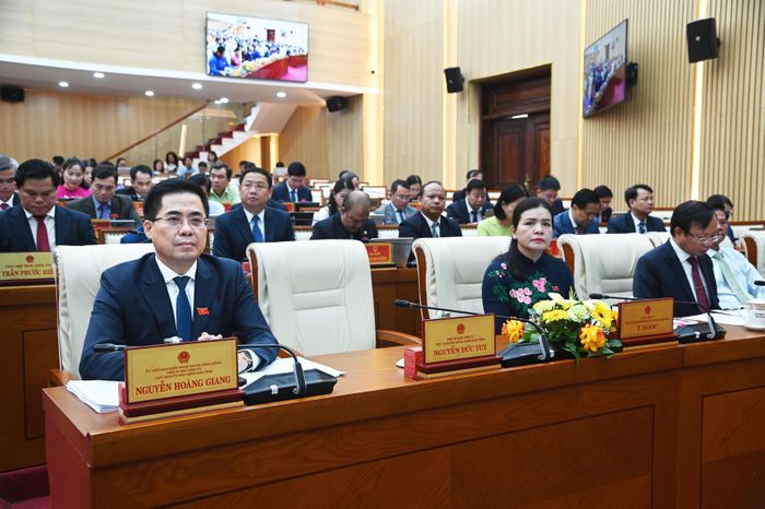 Đồng chí Nguyễn Hoàng Giang, Ủy viên TW Đảng, Chủ tịch UBND tỉnh cùng các đại biểu dự kỳ họp