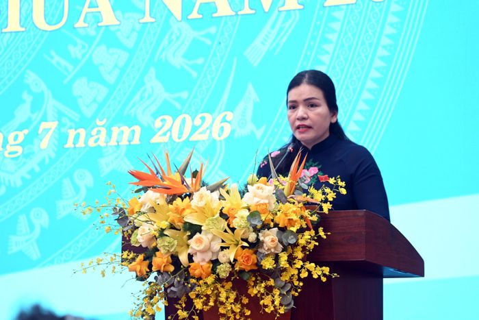 Đồng chí Y Ngọc, Phó Chủ tịch Thường trực UBND tỉnh trình bày báo cáo tình hình KT-XH 6 tháng đầu năm, nhiệm vụ, giải pháp 6 tháng cuối năm 2026.