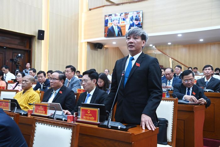 Đại biểu Nguyễn Kiên, Trưởng Ban Kinh tế ngân sách HĐND tỉnh chất vấn tại kỳ họp