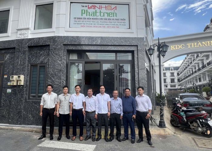 Lãnh đạo Tạp chí cùng đội ngũ cán bộ, phóng viên, biên tập viên Cơ quan Đại diện Tạp chí Điện tử Văn hóa và Phát triển tại TP.HCM.