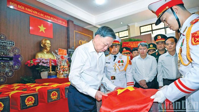 Tổng Bí thư, Chủ tịch nước Tô Lâm thực hiện nghi thức tại Nhà quàn hài cốt các liệt sỹ. Ảnh: BTC