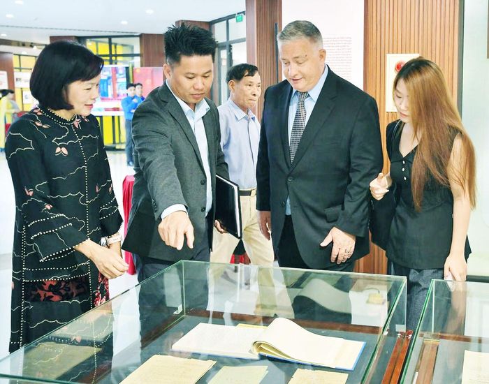 Người xem chia sẻ về các hiện vật. Ảnh: H.Sen