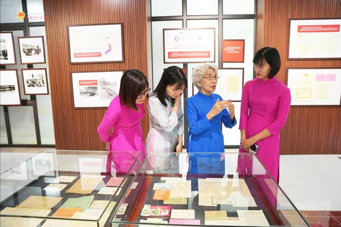 Cán bộ đi B Trần Thị Vinh (áo dài xanh) chia sẻ về những ngày tham gia hoạt động tại chiến trường miền Nam. Ảnh: H.Sen