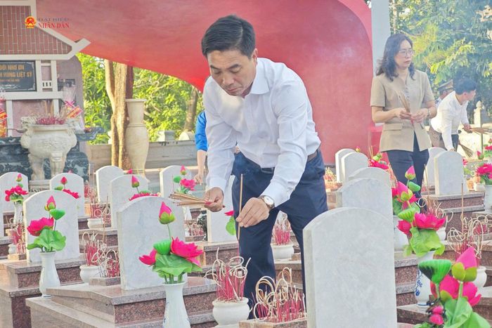 Phó Chủ tịch Quốc hội, Thượng tướng Nguyễn Doãn Anh dâng hương tri ân các Anh hùng liệt sĩ tại Nghĩa trang liệt sĩ Quốc gia Trường Sơn