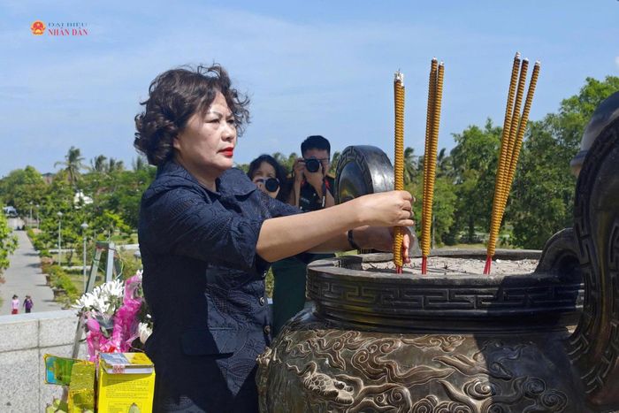 Phó Chủ tịch Quốc hội Nguyễn Thị Hồng dâng hương tại Di tích lịch sử Quốc gia đặc biệt Thành cổ Quảng Trị