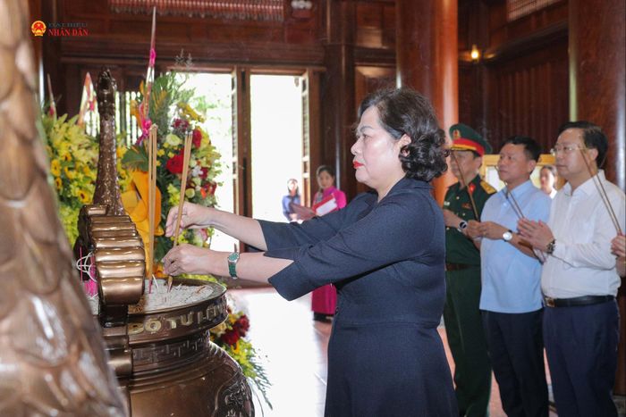 Phó Chủ tịch Quốc hội Nguyễn Thị Hồng dâng hoa, dâng hương tại khu di tích Kim Liên