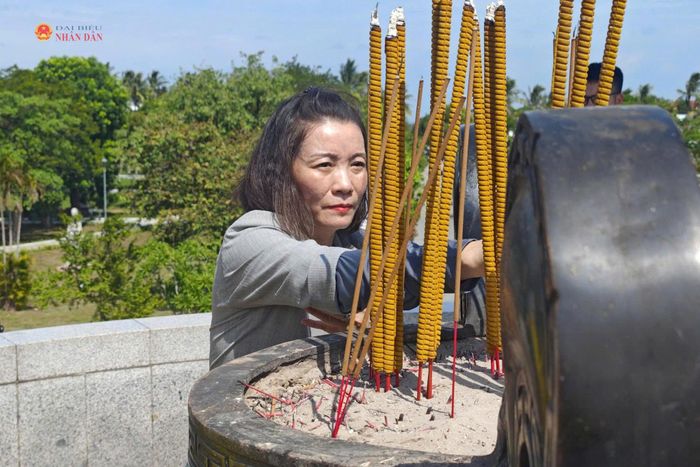Phó trưởng đoàn chuyên trách Đoàn đại biểu Quốc hội tỉnh Quảng Trị Nguyễn Minh Tâm dâng hương tại Di tích lịch sử Quốc gia đặc biệt Thành cổ Quảng Trị
