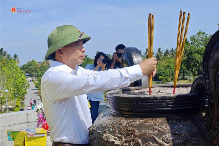 Phó Chủ tịch Quốc hội, Thượng tướng Nguyễn Doãn Anh dâng hương tại Di tích lịch sử Quốc gia đặc biệt Thành cổ Quảng Trị