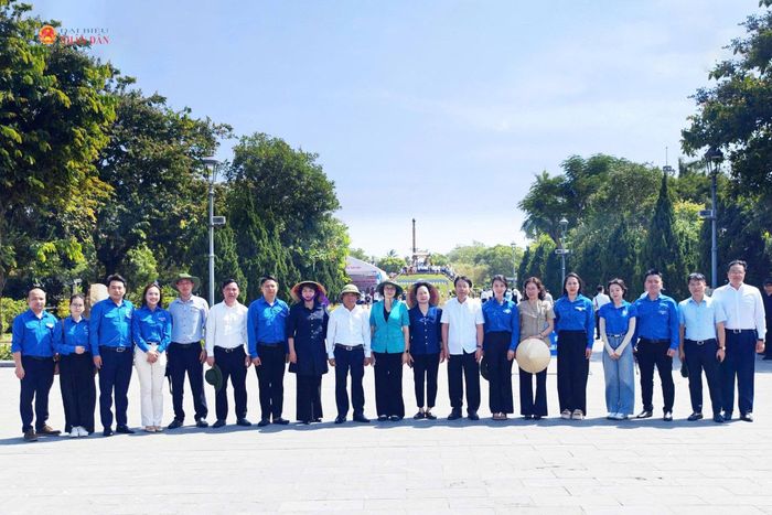 Phó Chủ tịch Quốc hội, Thượng tướng Nguyễn Doãn Anh; Phó Chủ tịch Quốc hội Nguyễn Thị Hồng cùng các đại biểu tại Di tích lịch sử Quốc gia đặc biệt Thành cổ Quảng Trị