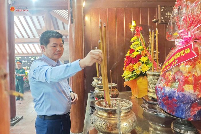 Đại biểu dâng hương tri ân các Anh hùng liệt sĩ tại Nghĩa trang liệt sĩ Quốc gia Trường Sơn