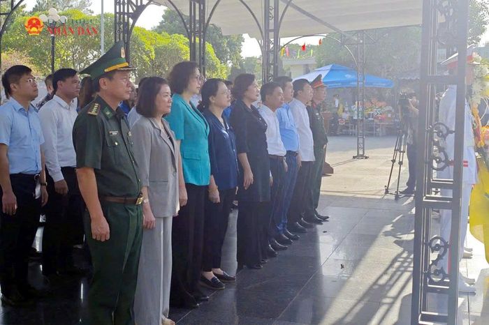 Phó Chủ tịch Quốc hội, Thượng tướng Nguyễn Doãn Anh và Phó Chủ tịch Quốc hội Nguyễn Thị Hồng cùng các đại biểu dâng hoa, dâng hương tri ân các Anh hùng liệt sỹ tại Nghĩa trang liệt sĩ Quốc gia Đường 9