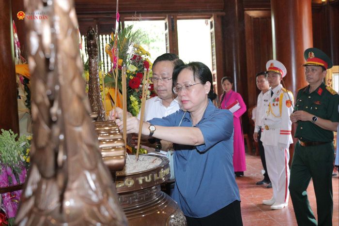 Phó Chủ nhiệm Ủy ban Công tác đại biểu Nguyễn Đại Thắng, Phó Chủ nhiệm Văn phòng Quốc hội Nguyễn Thị Thúy Ngần dâng hoa, dâng hương tại khu di tích Kim Liên