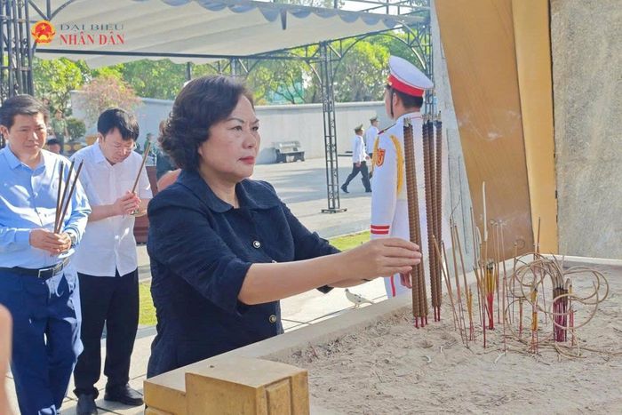 Phó Chủ tịch Quốc hội Nguyễn Thị Hồng dâng hương tri ân các Anh hùng liệt sỹ tại Nghĩa trang liệt sĩ Quốc gia Đường 9