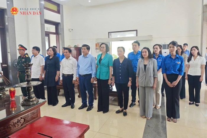 Phó Chủ tịch Quốc hội, Thượng tướng Nguyễn Doãn Anh và Phó Chủ tịch Quốc hội Nguyễn Thị Hồng cùng các đại biểu dâng hoa, dâng hương tri ân các Anh hùng liệt sỹ tại Nghĩa trang liệt sĩ Quốc gia Đường 9