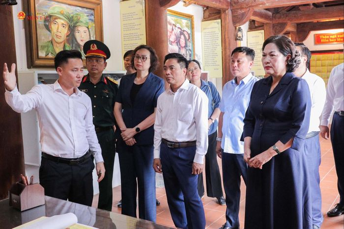 Phó Chủ tịch Quốc hội, Thượng tướng Nguyễn Doãn Anh và Phó Chủ tịch Quốc hội Nguyễn Thị Hồng cùng các đại biểu tham quan khu khu di tích Truông Bồn