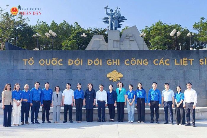 Phó Chủ tịch Quốc hội, Thượng tướng Nguyễn Doãn Anh và Phó Chủ tịch Quốc hội Nguyễn Thị Hồng cùng các đại biểu tại tại Nghĩa trang liệt sĩ Quốc gia Đường 9