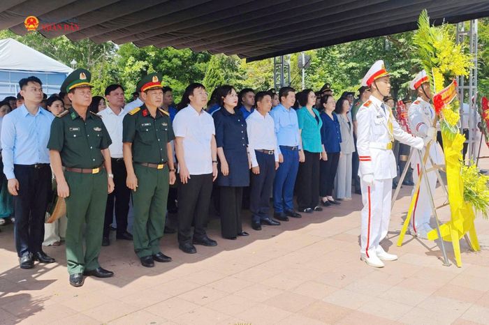 Phó Chủ tịch Quốc hội, Thượng tướng Nguyễn Doãn Anh; Phó Chủ tịch Quốc hội Nguyễn Thị Hồng cùng các đại biểu dâng hoa, dâng hương tại Di tích lịch sử Quốc gia đặc biệt Thành cổ Quảng Trị