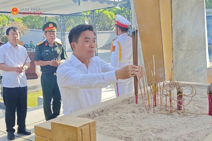 Phó Chủ tịch Quốc hội, Thượng tướng Nguyễn Doãn Anh dâng hương tri ân các Anh hùng liệt sỹ tại Nghĩa trang liệt sĩ Quốc gia Đường 9