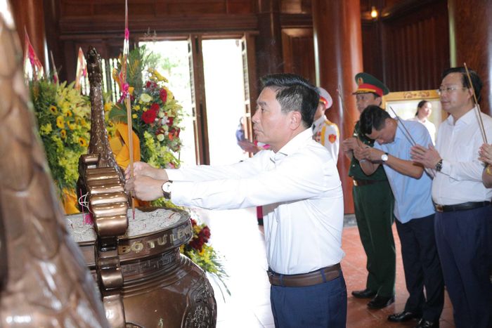 Phó Chủ tịch Quốc hội, Thượng tướng Nguyễn Doãn Anh dâng hoa, dâng hương tại khu di tích Kim Liên