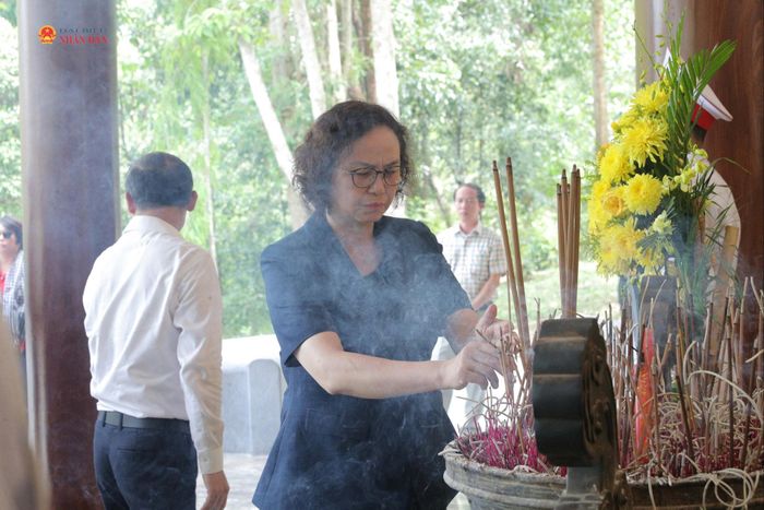 Phó Chủ tịch Hội đồng Dân tộc Cao Thị Xuân dâng hoa, dâng hương khu di tích Ngã ba Đồng Lộc