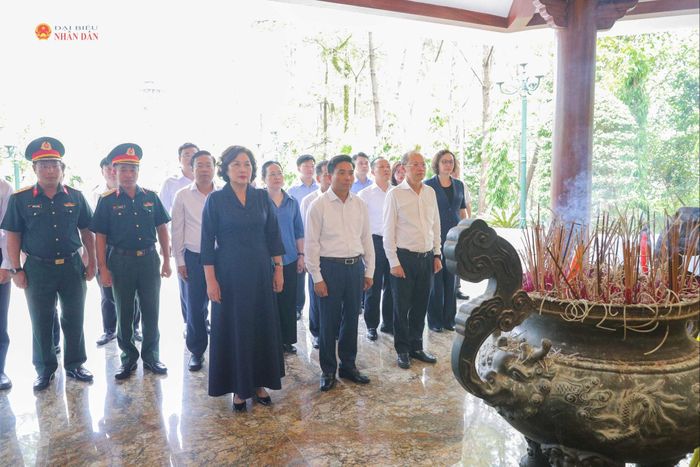 Phó Chủ tịch Quốc hội, Thượng tướng Nguyễn Doãn Anh và Phó Chủ tịch Quốc hội Nguyễn Thị Hồng cùng các đại biểu dâng hoa, dâng hương tại khu di tích Ngã ba Đồng Lộc