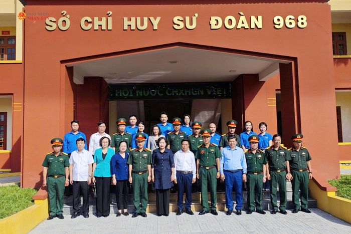 Phó Chủ tịch Quốc hội, Thượng tướng Nguyễn Doãn Anh; Phó Chủ tịch Quốc hội Nguyễn Thị Hồng cùng các đại biểu tại Sở Chỉ huy Sư đoàn 968