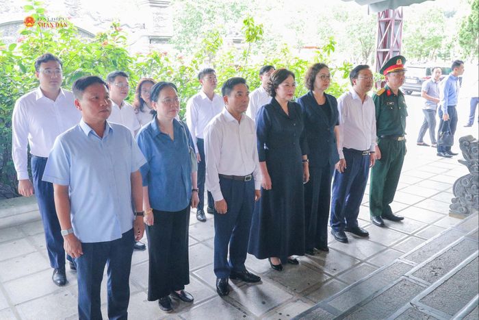 Phó Chủ tịch Quốc hội, Thượng tướng Nguyễn Doãn Anh và Phó Chủ tịch Quốc hội Nguyễn Thị Hồng cùng các đại biểu dâng hoa, dâng hương khu di tích Truông Bồn