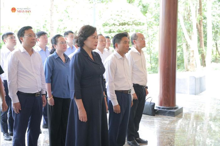 Phó Chủ tịch Quốc hội, Thượng tướng Nguyễn Doãn Anh và Phó Chủ tịch Quốc hội Nguyễn Thị Hồng cùng các đại biểu dâng hoa, dâng hương tại khu di tích Ngã ba Đồng Lộc