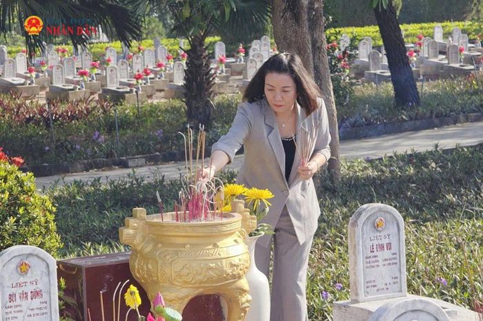 Phó trưởng đoàn chuyên trách Đoàn đại biểu Quốc hội tỉnh Quảng Trị Nguyễn Minh Tâm dâng hương tri ân các Anh hùng liệt sỹ tại Nghĩa trang liệt sĩ Quốc gia Đường 9