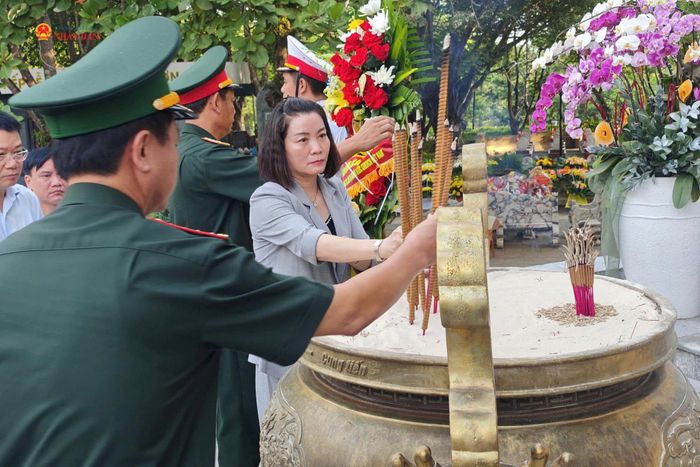 Các đại biểu dâng hương tri ân các Anh hùng liệt sĩ tại Nghĩa trang liệt sĩ Quốc gia Trường Sơn
