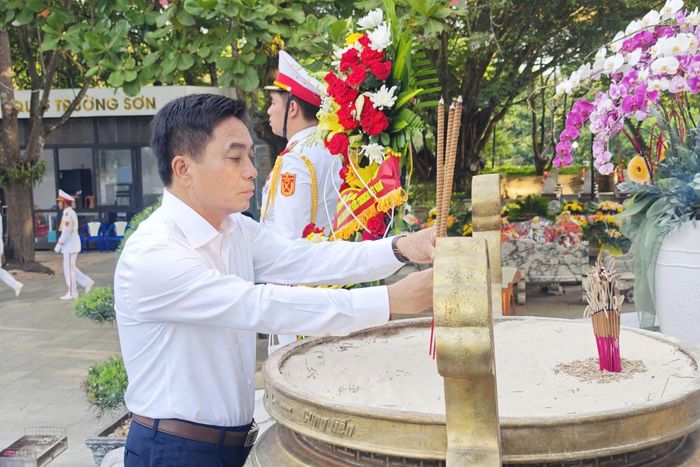 Phó Chủ tịch Quốc hội, Thượng tướng Nguyễn Doãn Anh dâng hương tri ân các Anh hùng liệt sĩ tại Nghĩa trang liệt sĩ Quốc gia Trường Sơn
