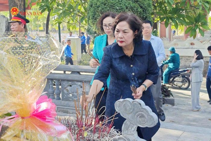 Phó Chủ tịch Quốc hội Nguyễn Thị Hồng dâng hương tri ân các Anh hùng liệt sỹ tại Nghĩa trang liệt sĩ Quốc gia Đường 9