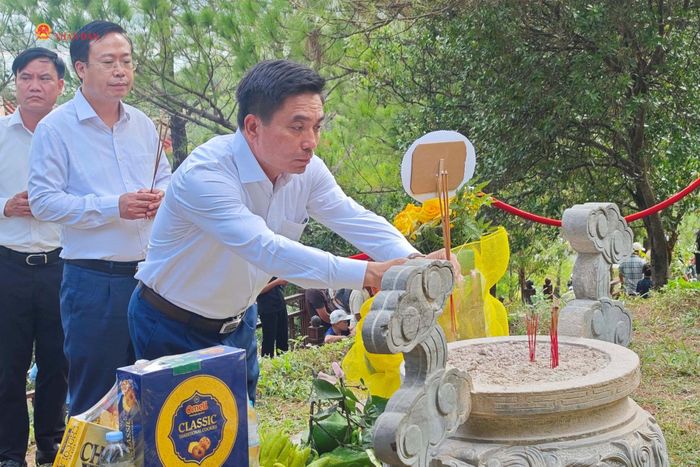 Phó Chủ tịch Quốc hội, Thượng tướng Nguyễn Doãn Anh dâng hoa, dâng hương mộ Đại tướng Võ Nguyên Giáp